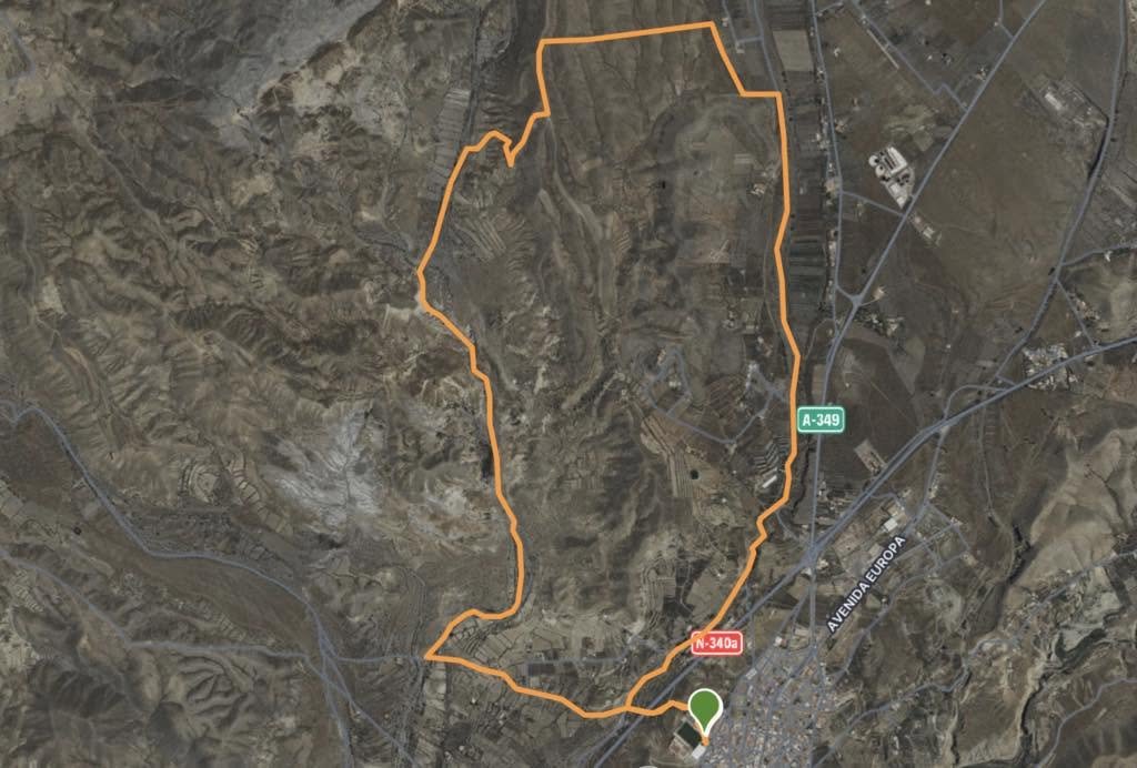 Vista de satélite con el recorrido circular marcado en naranja: sale de Tabernas hacia el norte, rodea los barrancos y vuelve al pueblo